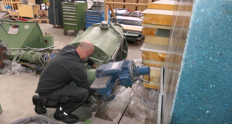 Mechanic works on dosing device