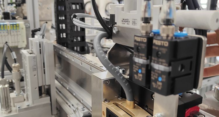 Jenny linear axis and Festo pressure switch