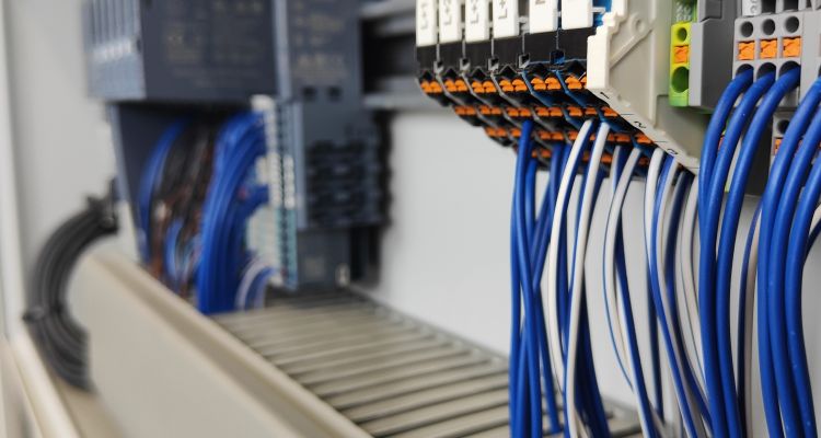 Control cabinet with Siemens ET200SP and Phoenix Contact terminals