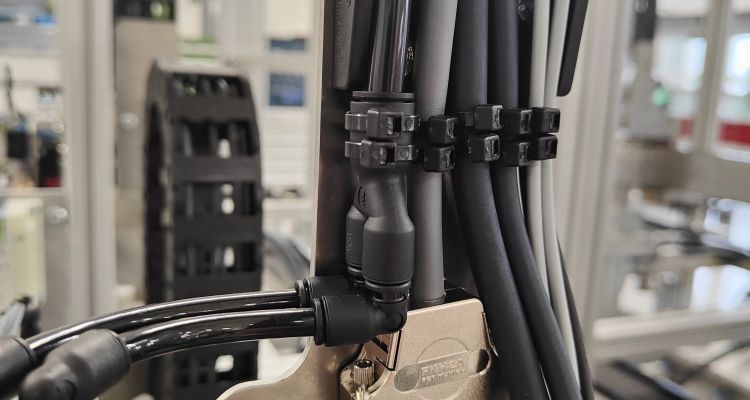 Cable drag and Festo connections