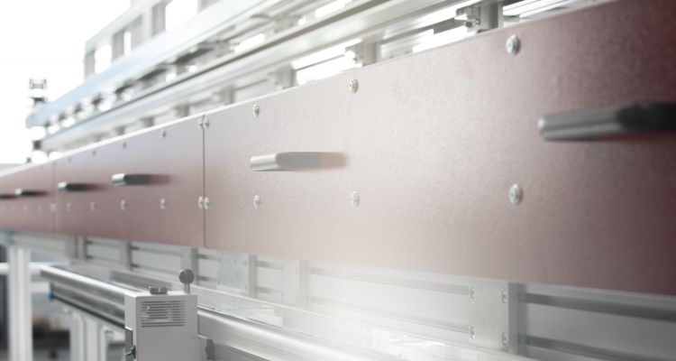 Linear axis with measuring system and drawers